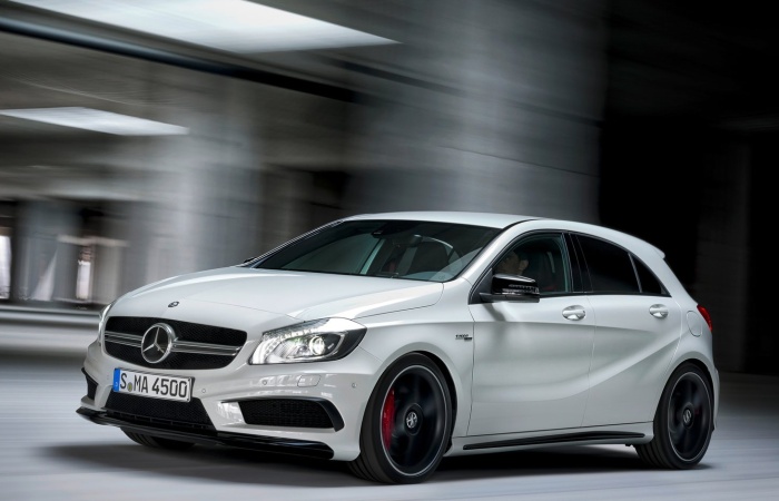 Sob o capô do Mercedes A45 AMG está um quatro-cilindros que a fabricante afirma ser o motor com produção em série mais potente do mundo nesta categoria. Co...